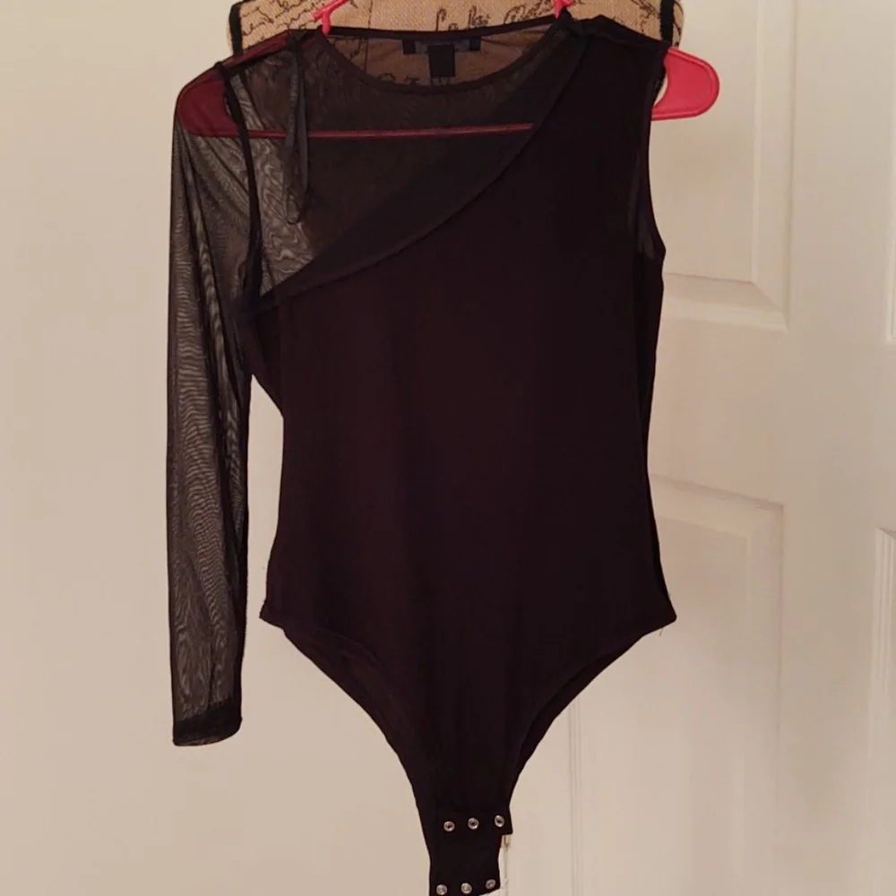 EUC 💢 | Atmosphere Solid One Shoulder Bodysuit - Picture 4 of 7